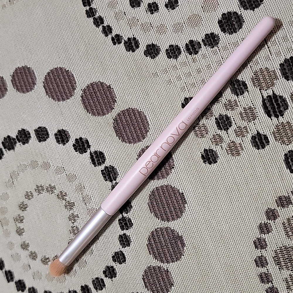 PEAR NOVA Lid Focus Sweep Brush
